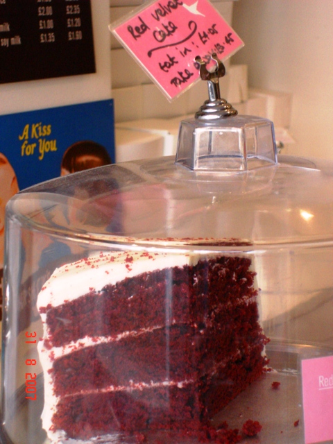 hummingbird bakery red velvet cake: delicious red velvet cake.